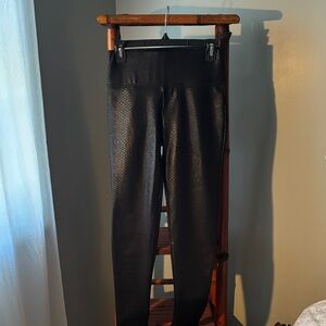 Vince Camuto Black Snake Skin Textured Leggings